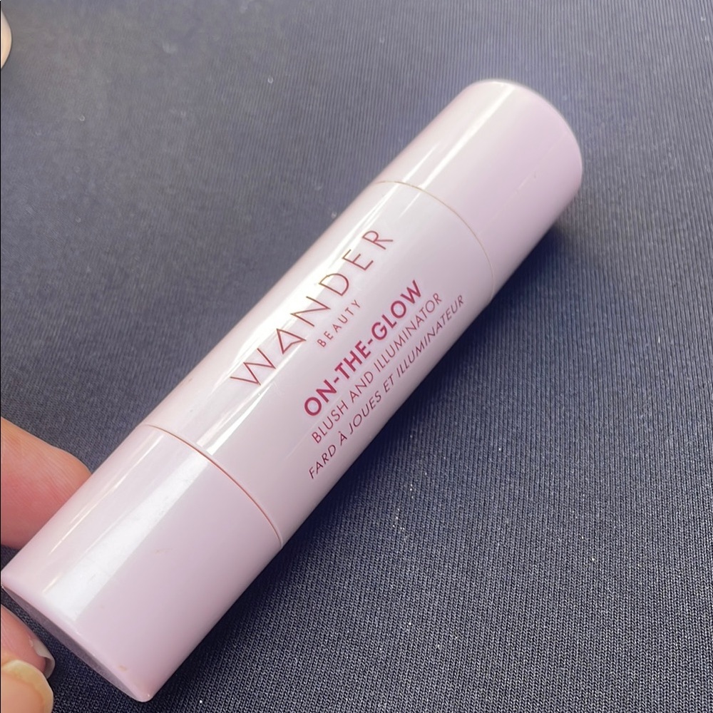 WANDER BEAUTY 
ON-THE-GLOW
BLUSH AND ILLUMINATOR
FARD A JOUES ET ILLUMINATEUR